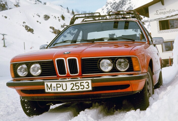 Observez bien cette BMW 633 CSI : elle dispose de lave-phares bien pratiques quand les projecteurs sont couverts de neige.