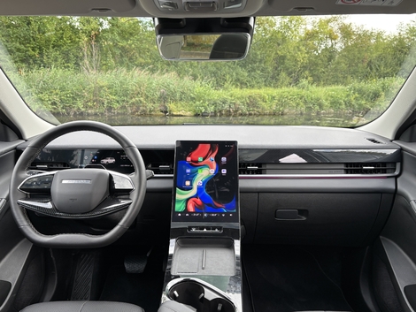 À bord du Jaecoo 5, la présentation est très classique, mais la qualité des matériaux un cran au-dessus.