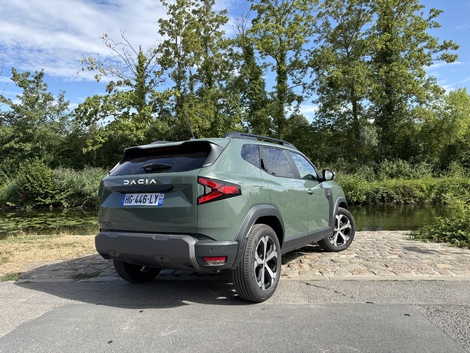 Le Duster, lui, ne ressemble à aucun autre SUV, et sa carrosserie est bien mieux protégée.