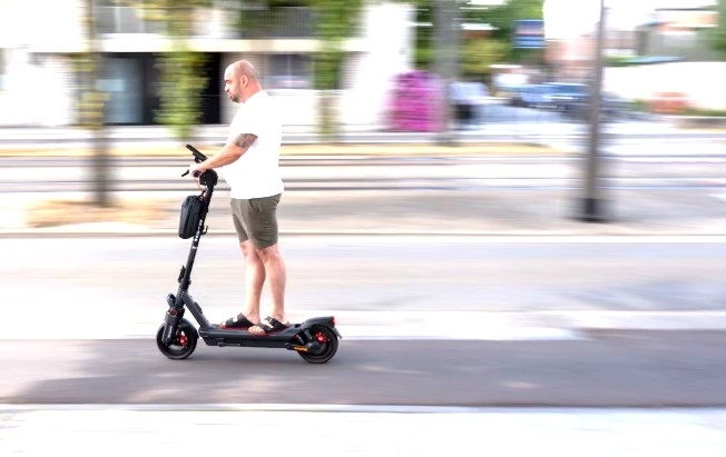 Casque obligatoire : la trottinette est-elle devenue plus dangereuse que la moto ?