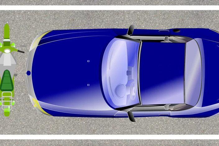 Voiture + moto sur la même place de parking en France : c’est légal… mais sous conditions !