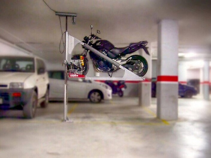 Voiture + moto sur la même place de parking en France : c’est légal… mais sous conditions !