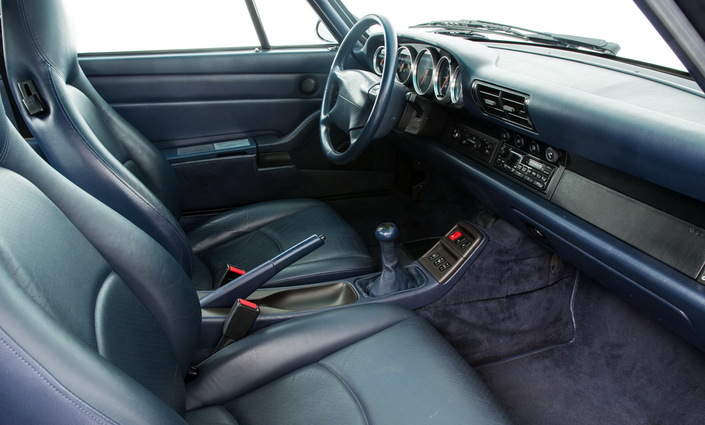 D'apparence simple, les sièges de la Porsche 993 sont très confortables, et se règlent électriquement en hauteur. Contrairement au volant, mais cela ne pose pas de problème.