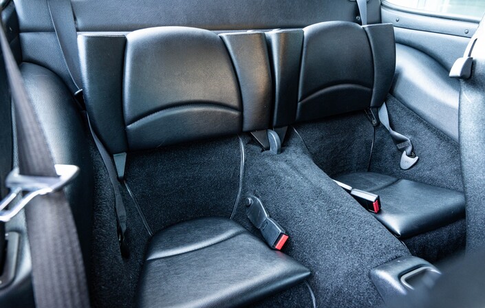 La 993 conserve ses mini-places arrière, qui peuvent se transformer en espace pour les bagages une fois les dossiers rabattus.