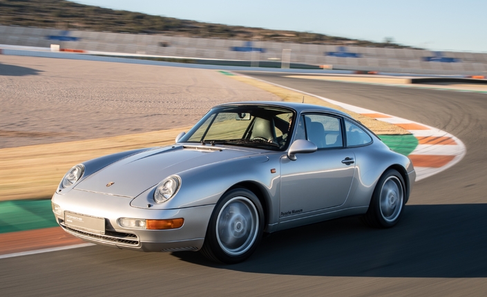 Précise et communicative, la Porsche 993 est aussi facile à prendre en main que délicate à la limite. Mais avant d'y arriver, il faudra déjà rouler très vite !