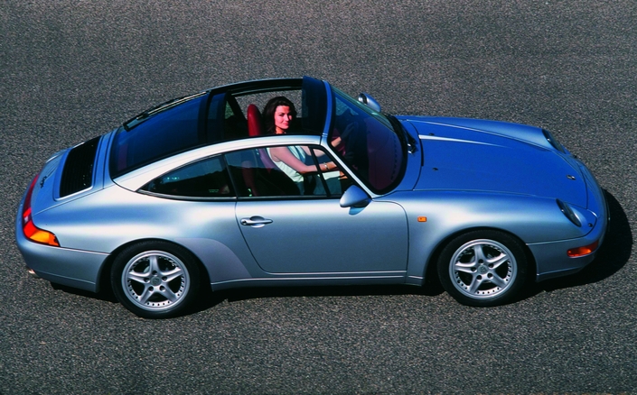 A l'été 1995, la Porsche 993 reçoit une version Targa d'un nouveau genre avec son toit entièrement vitrée, doté d'un panneau coulissant. Elle bénéficie de jantes spécifiques, mais aussi d'un moteur porté à 285 ch, à l'instar des autres Carrera.