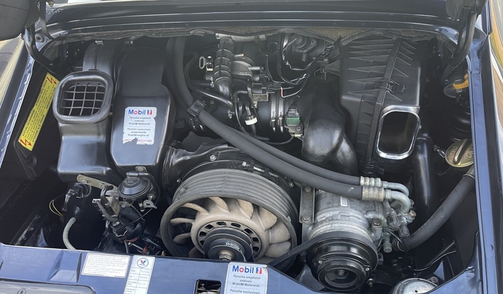 Bien entretenu, le flat-six de la Porsche 993 est d'une fiabilité redoutable. Ici, un rare bloc de phase 1 équipé du kit X51 qui en porte la puissance à 285 ch (non importé en France).