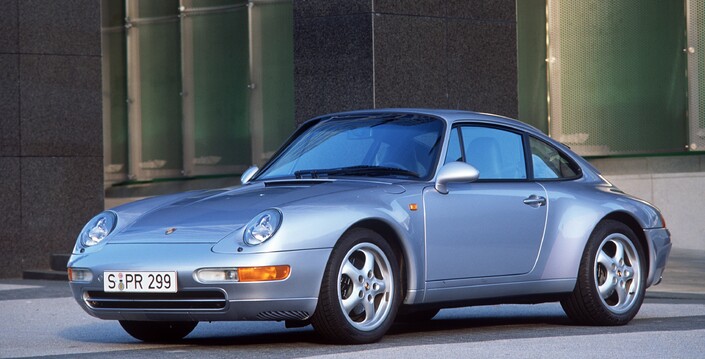 Apparue en 1993, la Porsche 911 de type 993 modifie sa carrosserie comme aucune de ses devancières ne l'a osé. Presque tout a été revu, 80 % des pièces étant inédites.