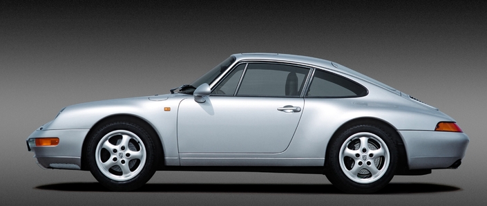 A 4,24 m de long, la Porsche 993 demeure compacte, ce qui ajoute à sa praticité en usage courant. En France, elle bénéficie d'emblée des jantes de 17, optionnelles dans d'autres pays comme l'Allemagne.