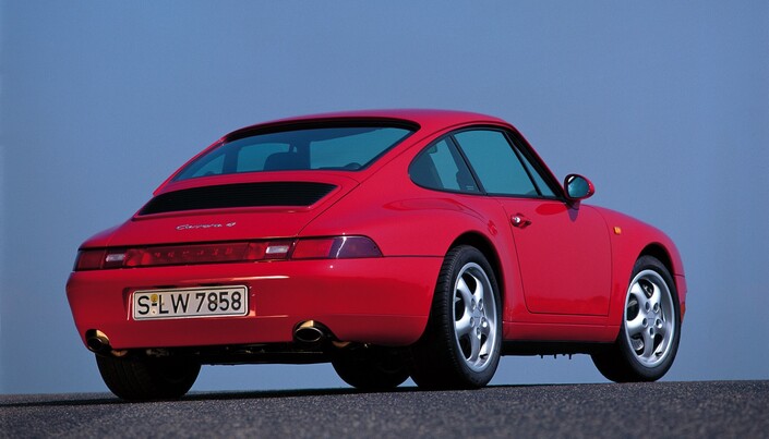 Pour la rentrée 1994, la Porsche 911 se décline en Carrera 4, à quatre roues motrices. La transmission intégrale a été allégée face à celle de la 964.