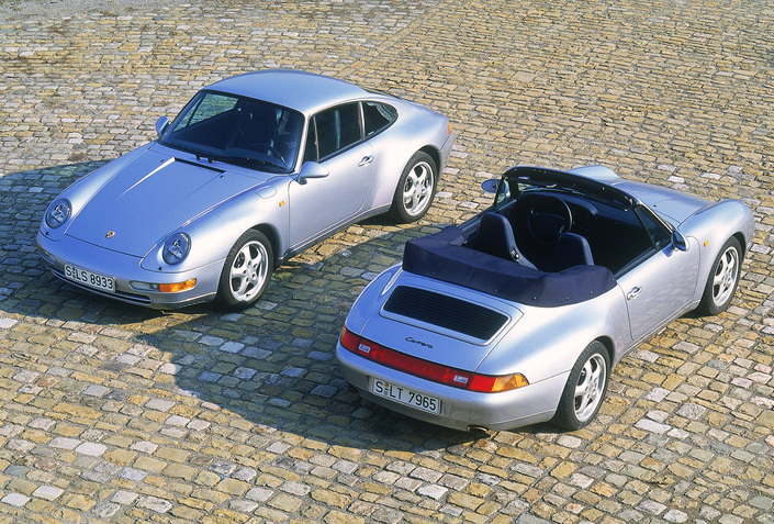 Dès janvier 1994, la Porsche 993 est dotée d'une très agréable variante cabriolet disposant en option d'un saute-vent très efficace. Elle sera commercialisée en avril.