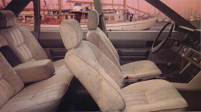La vraie qualité de la Talbot Tagora, ici en 1980, c'est son habitacle plutôt vaste, lumineux et confortable. Mais les panneaux de porte font pauvres, et le volant n'est même pas réglable.