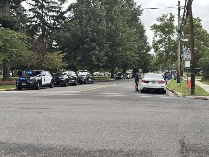 Un policier déguisé en buisson pour piéger les automobilistes