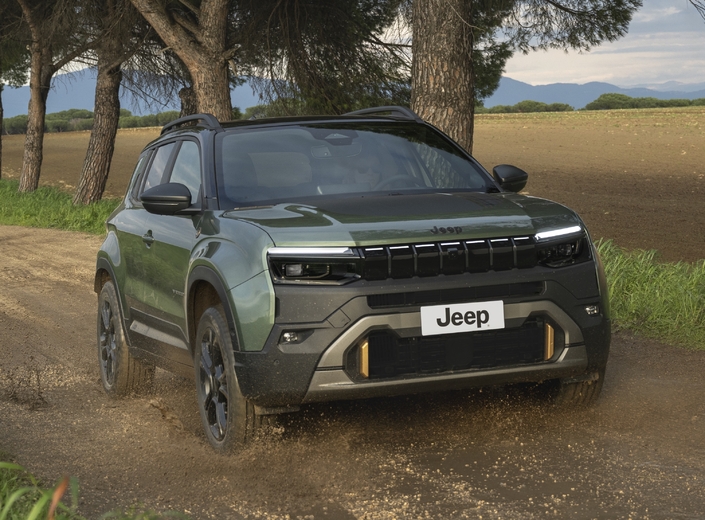 Le Jeep Avenger restylé n'est pas encore livré mais déjà remisé.