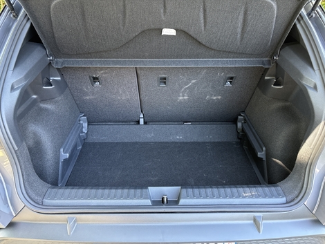 Bien aidé par un vaste bac sous le plancher, le coffre propose un volume exemplaire de 441 litres.