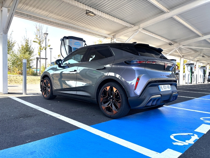 Notre charge rapide par 38 °C a assuré 99 kW au début, puis de 70 à 75 kW autour de 40 % jusqu’à 80 %.