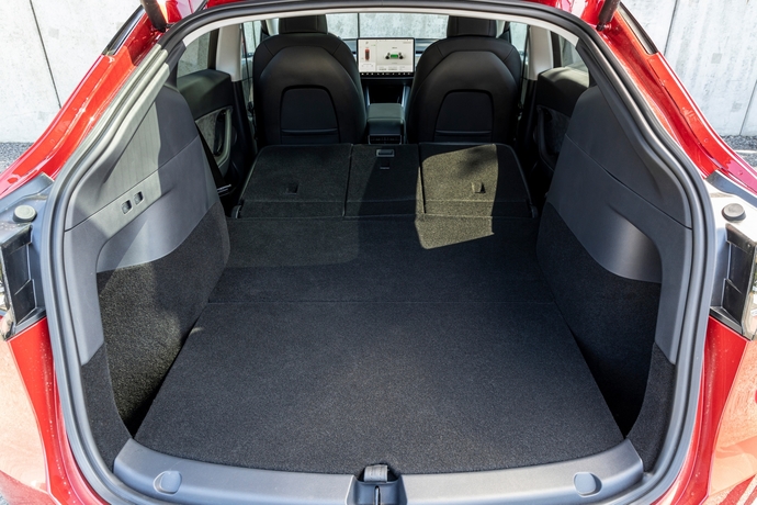 Exclusif Caradisiac Au Volant De La Tesla Model Y [ 460 x 690 Pixel ]