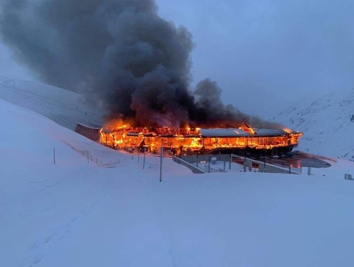 Le musée a été entièrement détruit par les flammes.