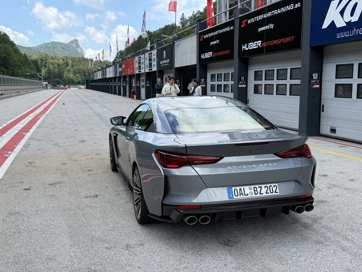 Notez les sorties de la ligne d’échappement Akrapovic et les panneaux de carrosserie arrière en carbones fixés sur la caisse en acier, lui donnant un petit côté « widebody » façon années 80 sous cet angle…