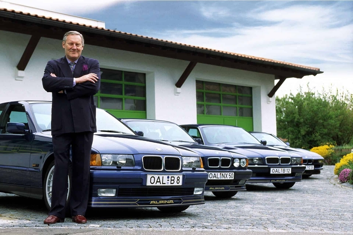 Burkard Bovensiepen, le fondateur d’Alpina, posant ici devant la gamme d’Alpine au milieu des années 90.