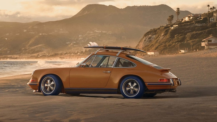 Il y a aussi une planche de surf « Louis Vuitton » sur le coupé Classic.