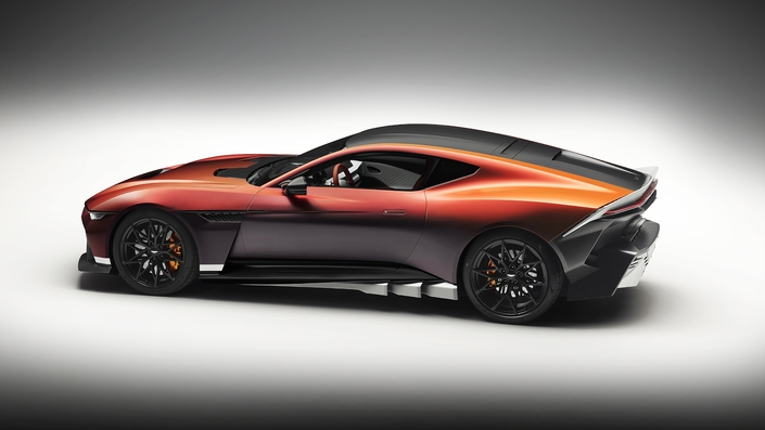 La partie arrière est tout aussi radicale. Aston Martin a carrément supprimé le long porte-à-faux de la Vanquish, avec une poupe tronquée rappelant presque celle des Lamborghini.