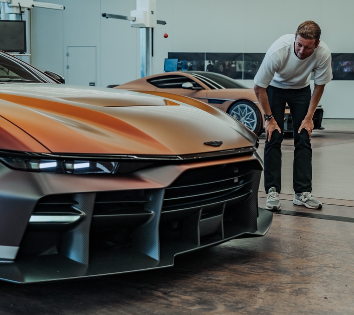 La face avant apparaît un peu caricaturale sur cette image de détail. Elle rappelle un peu l’esprit de celle de la Vantage de 2018, dans une version beaucoup plus agressive. Toute la carrosserie est en carbone.