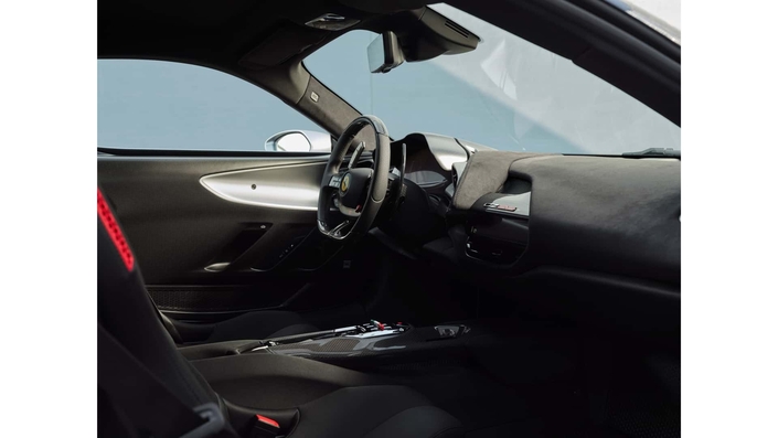 L’intérieur reprend la planche de bord de la SF90 Stradale.