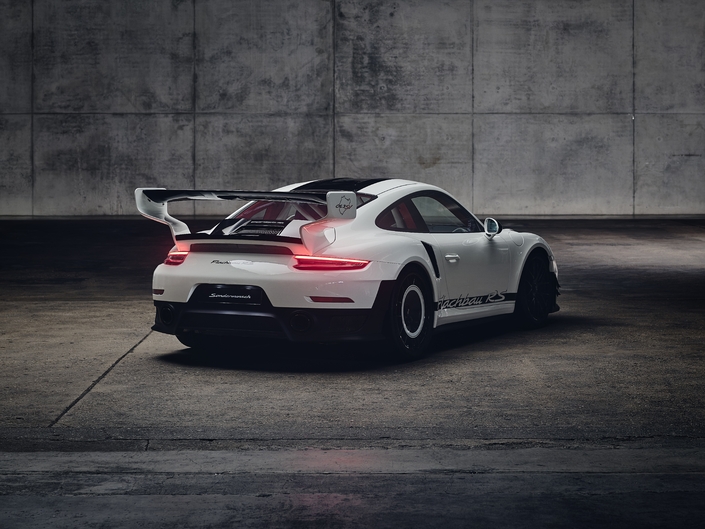 A l’arrière, la GT2 RS « Flachbau RS » reçoit un nouvel aileron réglable qui contribue à générer 554 kg d’appui maximal total à la vitesse de 340 km/h.