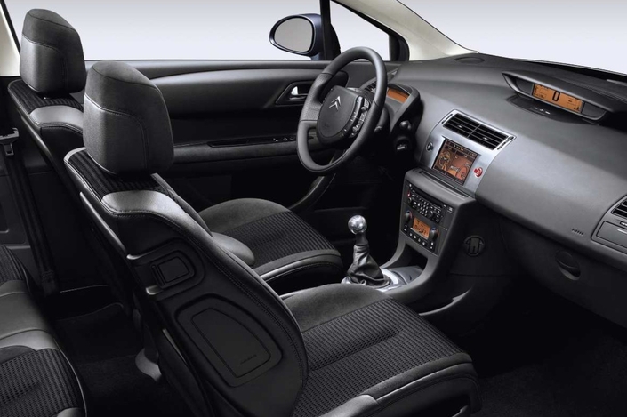 Les sièges de la Citroën C4 VTS offrent un bon maintien, et la finition se révèle plutôt convenable dans l'ensemble. Mais, gare aux pépins électriques.