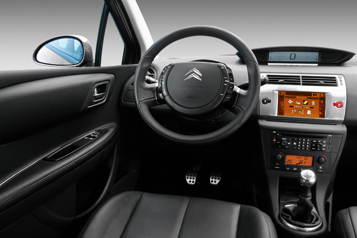 Il faut s'habituer à l'ergonomie étrange de la Citroën C4 VTS, caractérisée par des écrans centraux éparpillés et un volant à moyeu fixe garni de boutons non éclairés.