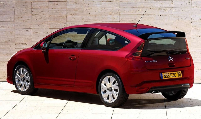 L'élément le plus distinctif de la Citroën C4 Coupé, ici en 2004, c'est cette lunette arrière en deux parties, rappelant celle du coupé Honda Civic CRX des années 80. Ici, une VTS 180 signalée par un imposant aileron.