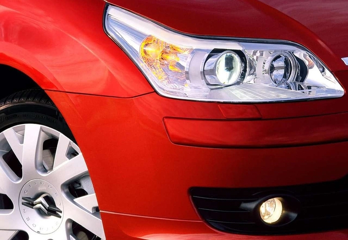 De série, la Citroën C4 VTS 180 s'équipe de projecteurs au xénon, une rareté à ce niveau de gamme en 2004.