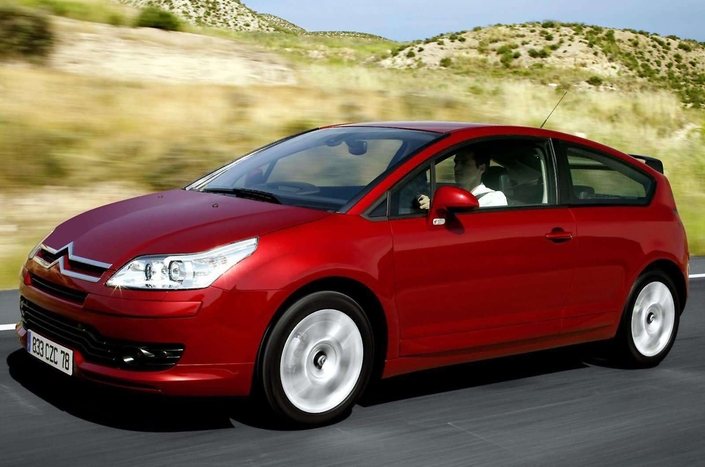 Dynamiquement, la Citroën C4 VTS 180 impressionne plus par la rigueur de son châssis que ses performances, car celles-ci ne deviennent intéressantes que quand on sollicite franchement le moteur.