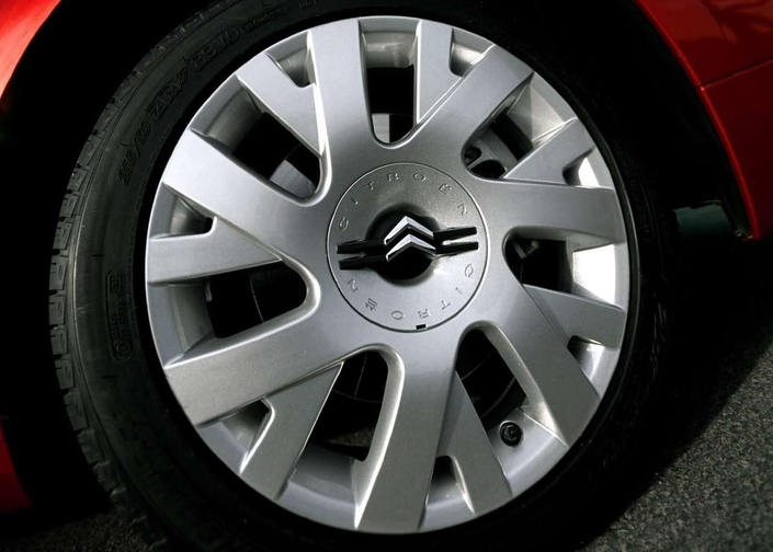 En VTS, la Citroën C4 s'équipe de jantes en alliage spécifiques atteignant 17 pouces.
