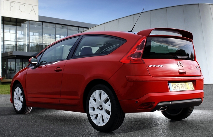 En 2006, la Citroën C4, VTS ou pas, se décline en série spéciale "by Loeb" signalée par ses jantes blanches, son autocollant de portière et son grand aileron.