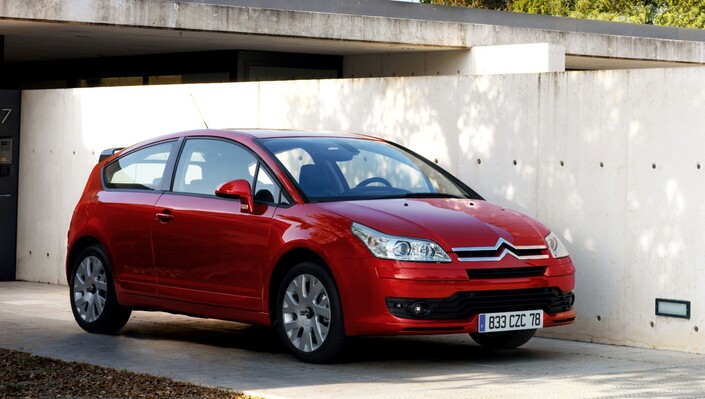 Très originale, la Citroën C4 VTS, ici en 2004, a aussi le mérite de ne plagier aucune autre voiture. Une chose devenue très rare dans la production actuelle !