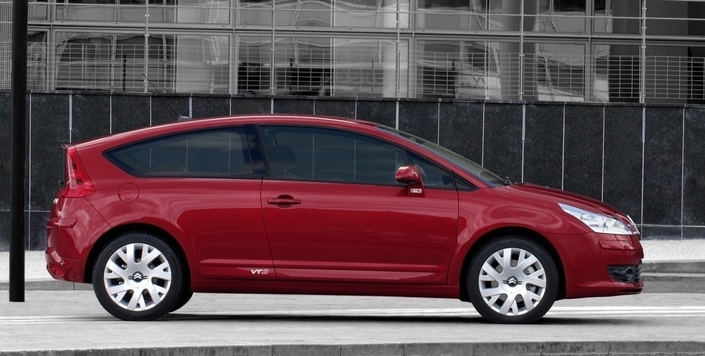 On notera sur la Citroën C4 Coupé que le bas de la lunette arrière semble légèrement inversé dans son inclinaison, à la manière de l'Ami 6.