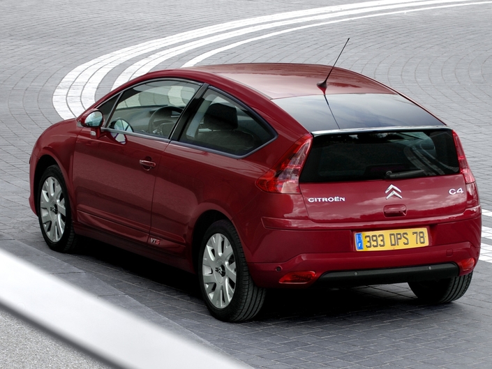 En 2,0 l 143 ch, la Citroën Xsara VTS, ici en 2004, se passe du gros aileron de la version 180 ch.