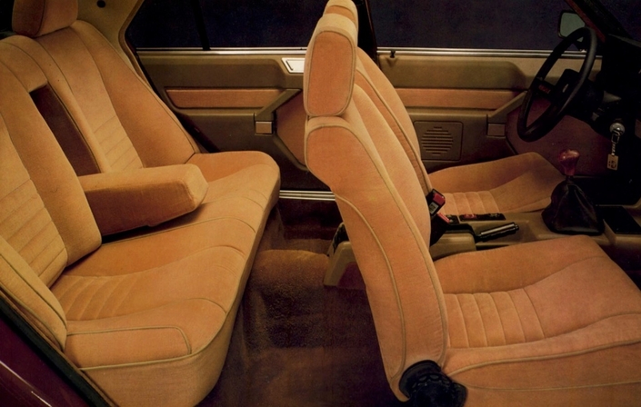 Belle habitabilité et jolis revêtements pour l'Alfa 6, ici en 1979, même si la largeur aux coudes demeure limitée.