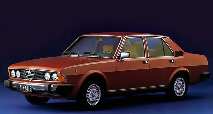 On ne peut nier que la calandre de l'Alfa 6, ici en 1979, ressemble quelque peu à celle de la BMW Série 7 E23 sortie deux ans auparavant.