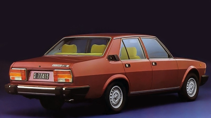 Massive, la poupe de l'Alfa 6, ici en 1979, a au moins le mérite de cacher un grand coffre, même si le seuil s'avère trop haut. Le Cx ressort à 0.41, ce qui n'est pas si mauvais en 1979.