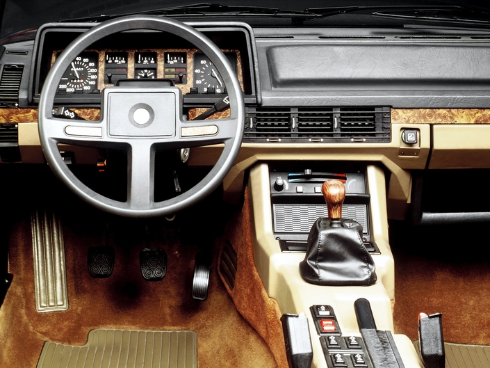 Le tableau de l'Alfa 6 se révèle richement équipé et présenté, même si cette abondance de bois est déjà démodée en 1979.