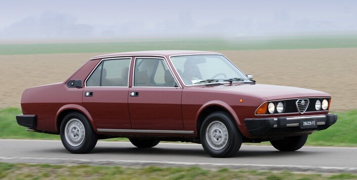 Au volant, l'Alfa 6 étonne par ses qualités dynamiques, son moteur délivrant tout le plaisir attendu. Ici, une auto non restylée, à carburateurs.