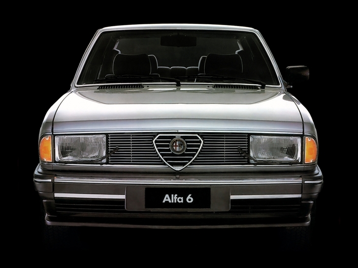 En 1983, l'Alfa 6 reçoit un restylage, sommairement effectué chez Bertone, sur un budget limité. Mais de là à justifier ces projecteurs simplistes...