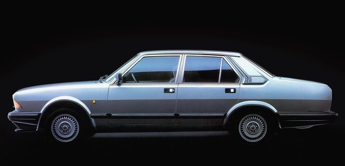 De gros boucliers allongés alourdissent encore la ligne de l'Alfa 6 lors du restylage de 1983. Sans parler de l'ornement de montant arrière...