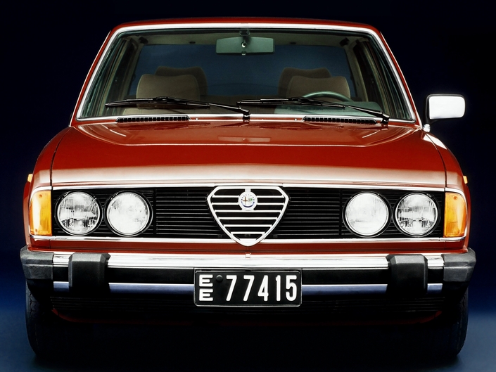 De série, l'Alfa 6 s'équipe d'un rétroviseur extérieur à réglages électriques, un raffinement pas si commun en 1979.