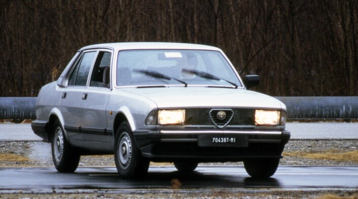 En 1983, l'irréparable est commis : on greffe un diesel dans la berline qui a inauguré peut-être le meilleur V6 essence du monde ! Une trentaine d'Alfa 6 2.5 TD subsisteraient dans le monde...