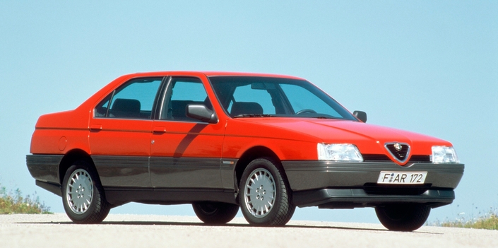 Ligne moderne et charismatique pour l'Alfa 164, ici en 1988 : on n'est même pas dix ans après le lancement de l'Alfa 6 !