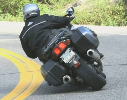 Le "Darksiding" : quand des motards montent des pneus de voiture sur leur moto